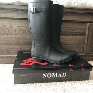 New in box Size 9 Matte Black rain boots
